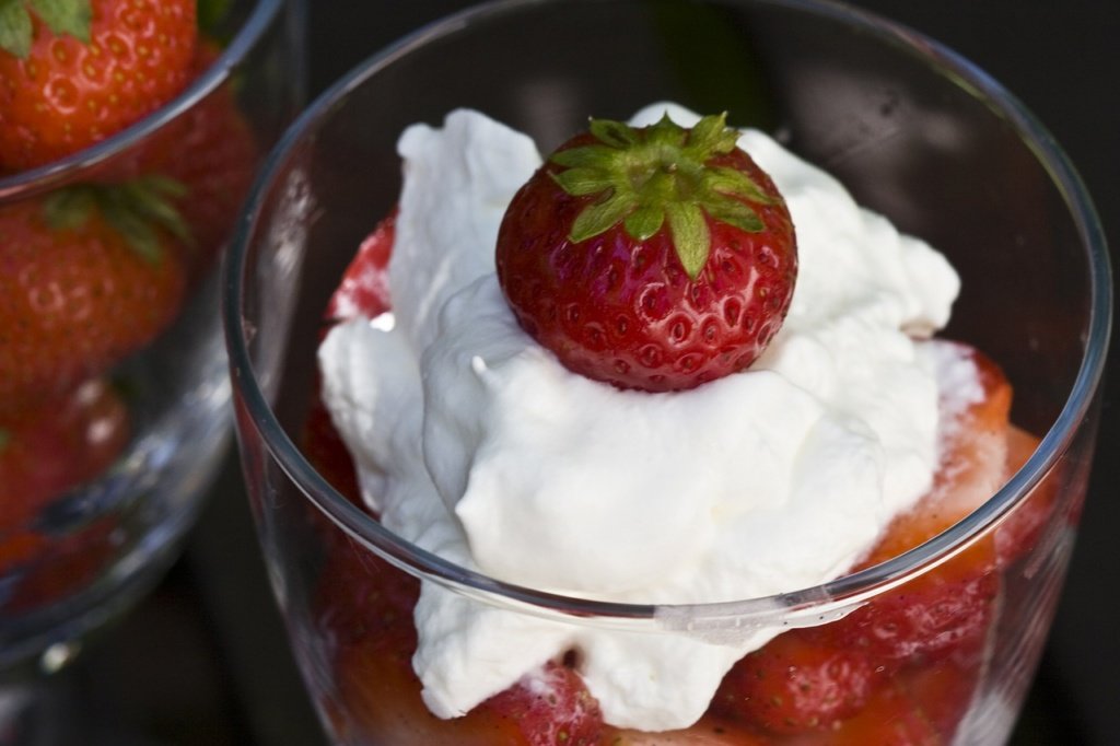 strawberries romanoff aip paleo whipped cream
